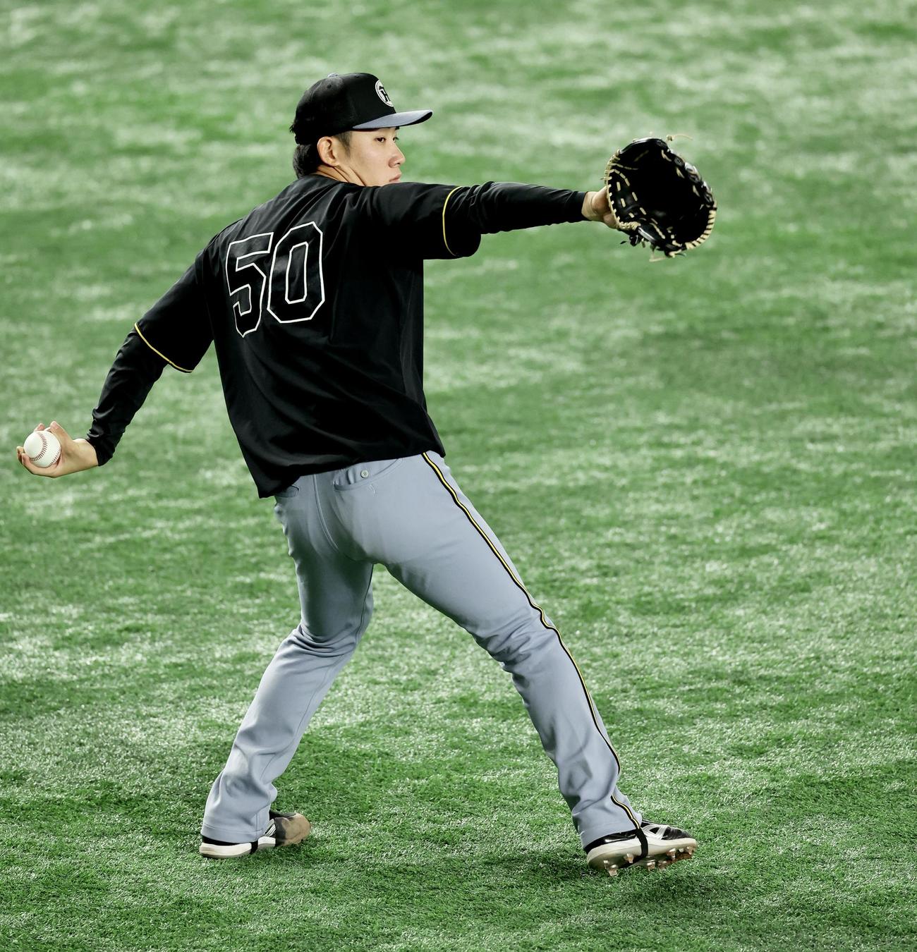 巨人対阪神　試合前、キャッチボールする阪神富田（撮影・河田真司）