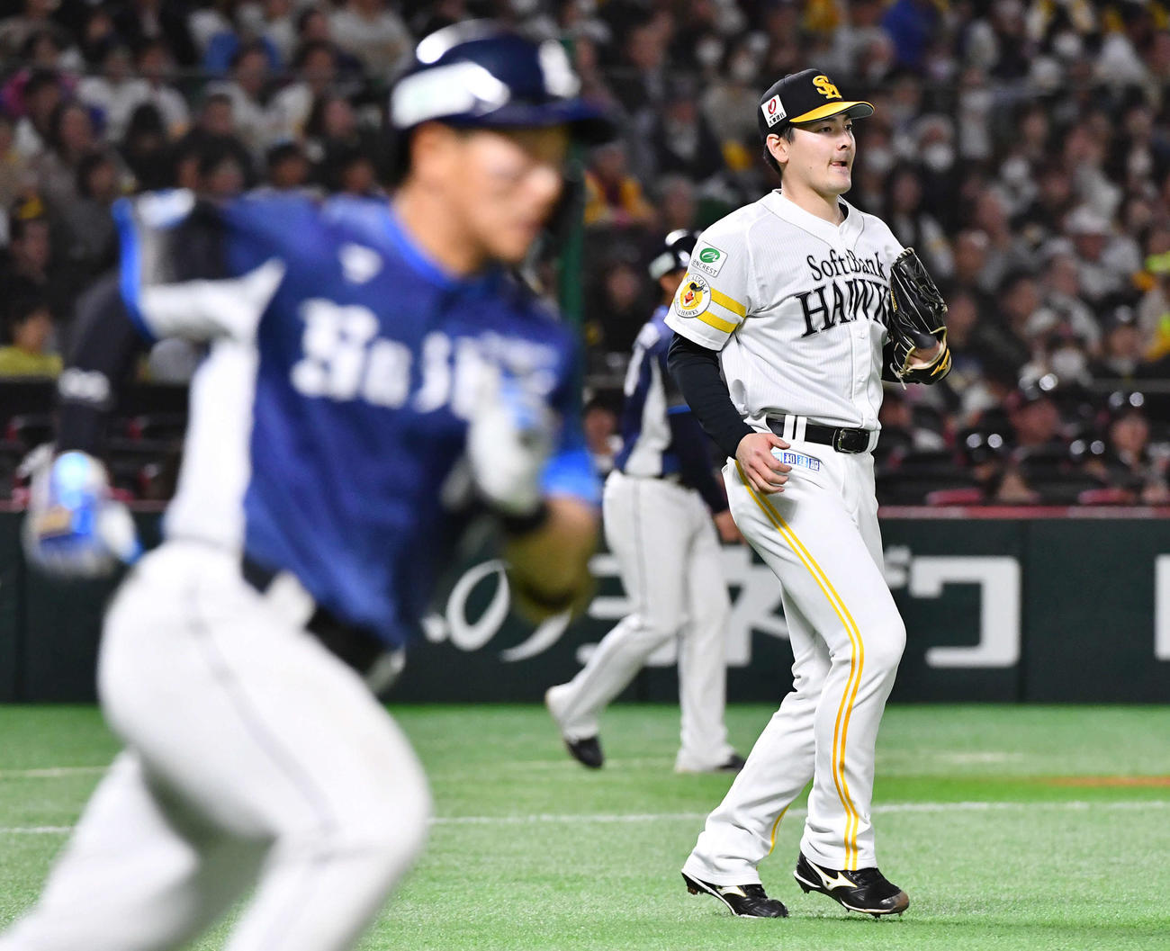 ソフトバンク対西武　4回表西武無死満塁、野村大（左）に先制の2点適時右二塁打を打たれた有原（撮影・岩下翔太）