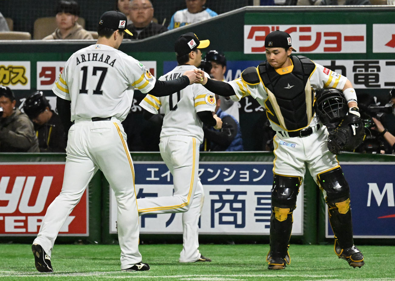 ソフトバンク対西武　3回までを無失点で抑えた有原（左）は谷川原とグータッチを交わす（撮影・林敢治）