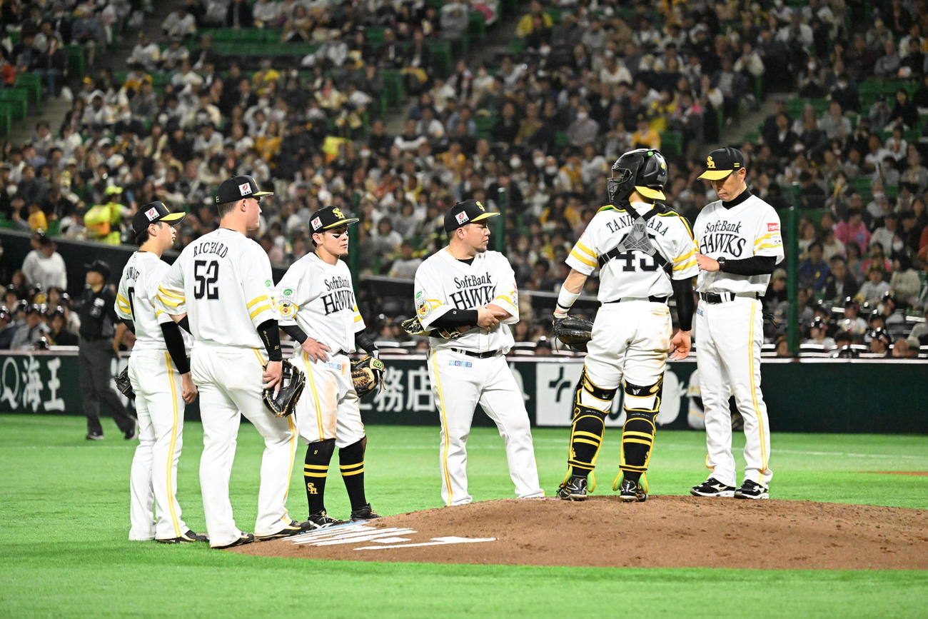 ソフトバンク対西武　4回表西武1死一、二塁、マウンドに集まるホークスナイン（撮影・林敢治）