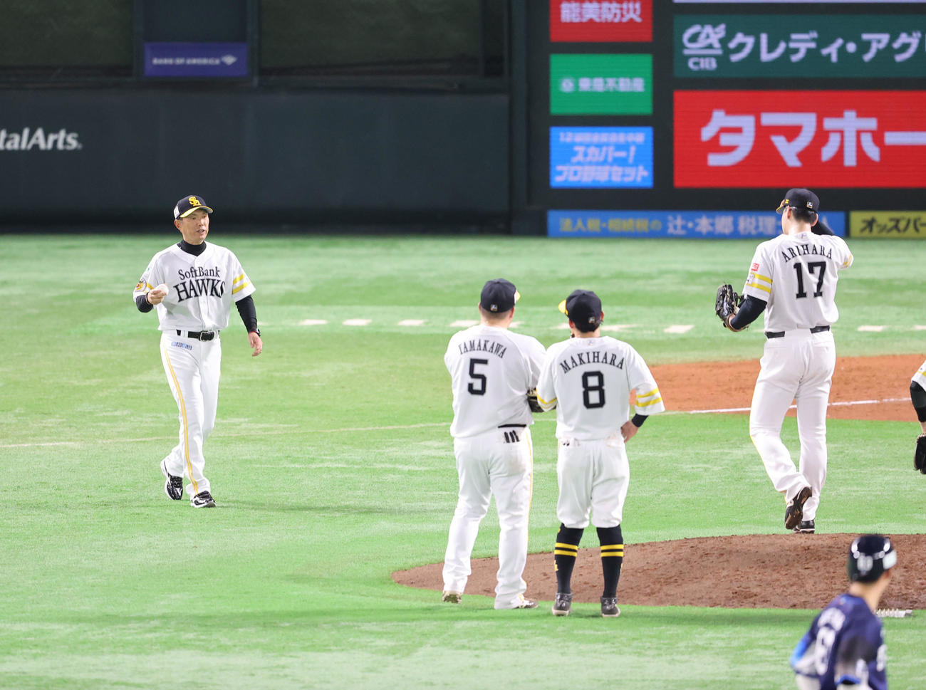 ソフトバンク対西武　先発した有原は4回途中で降板する、左は小久保監督（撮影・梅根麻紀）