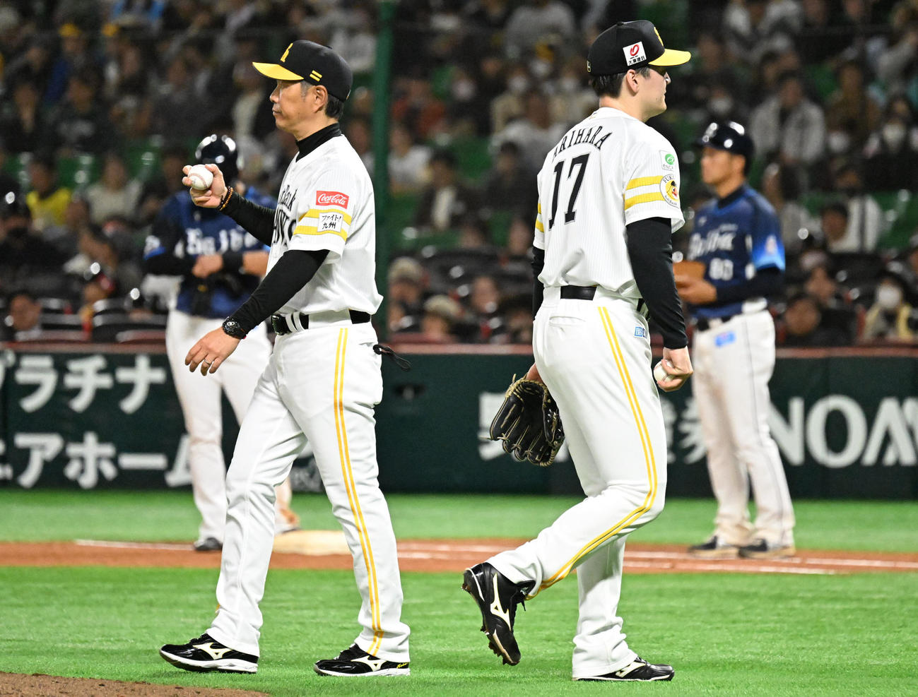 ソフトバンク対西武　4回表西武1死一、二塁、降板する有原（右）（撮影・林敢治）