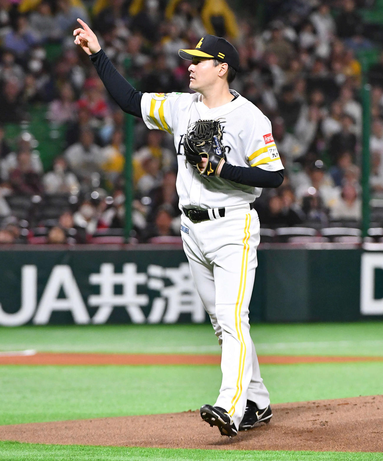 ソフトバンク対西武　1回表西武1死一塁、ネビンを打ち取り、打球を指さす有原（撮影・岩下翔太）