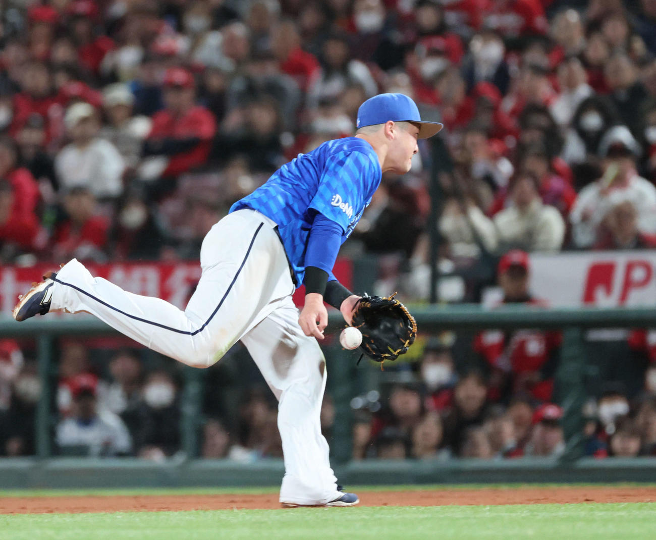 広島対DeNA 4回裏広島2死一、三塁、田村の打球を勝ち越し適時エラーの牧（撮影・加藤孝規）