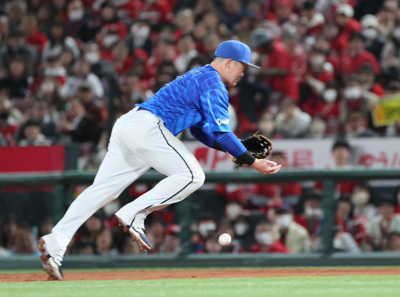 広島対DeNA 4回裏広島2死一、三塁、田村の打球を勝ち越し適時エラーの牧（撮影・加藤孝規）