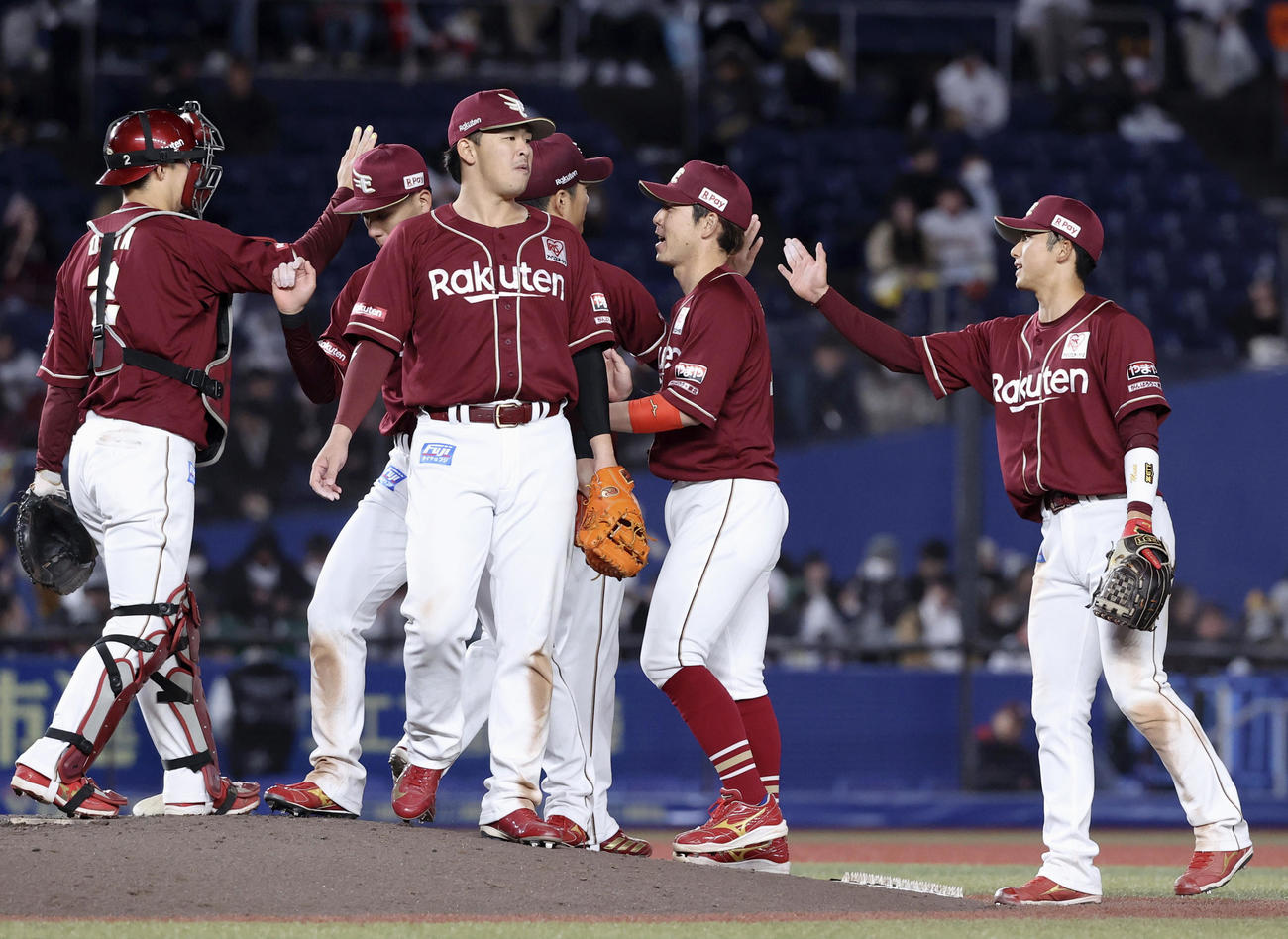 ロッテに勝利し、タッチを交わす楽天・宗山（右端）ら（共同）
