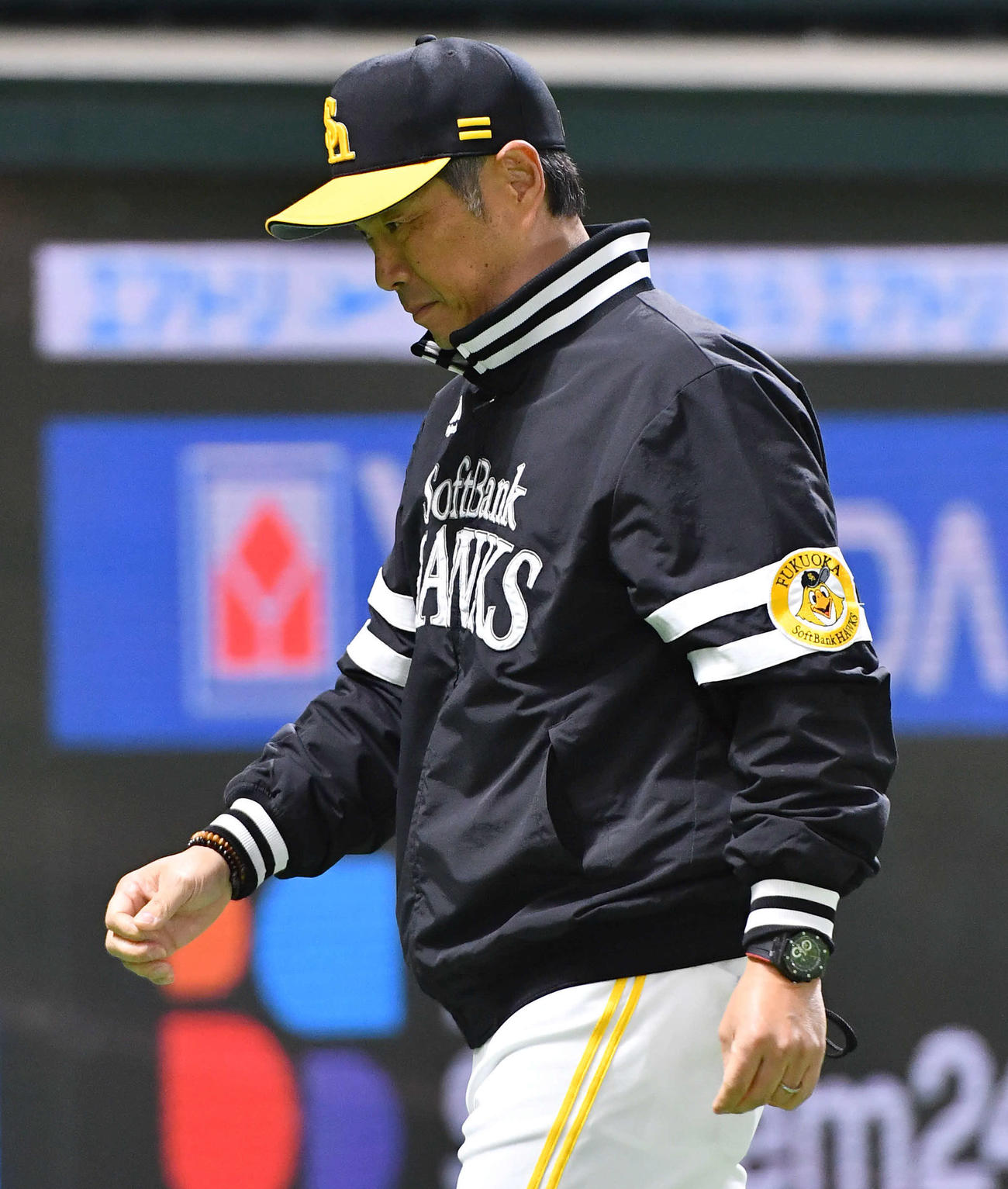ソフトバンク対西武　7回裏終了後、投手の交代を告げた小久保監督は厳しい表情でベンチへ戻る（撮影・岩下翔太）