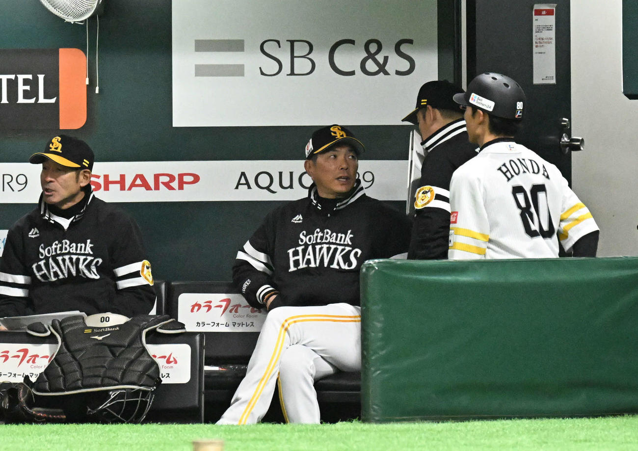 ソフトバンク対西武　9回、倉野コーチ（右から2人目）と話す小久保監督（撮影・林敢治）