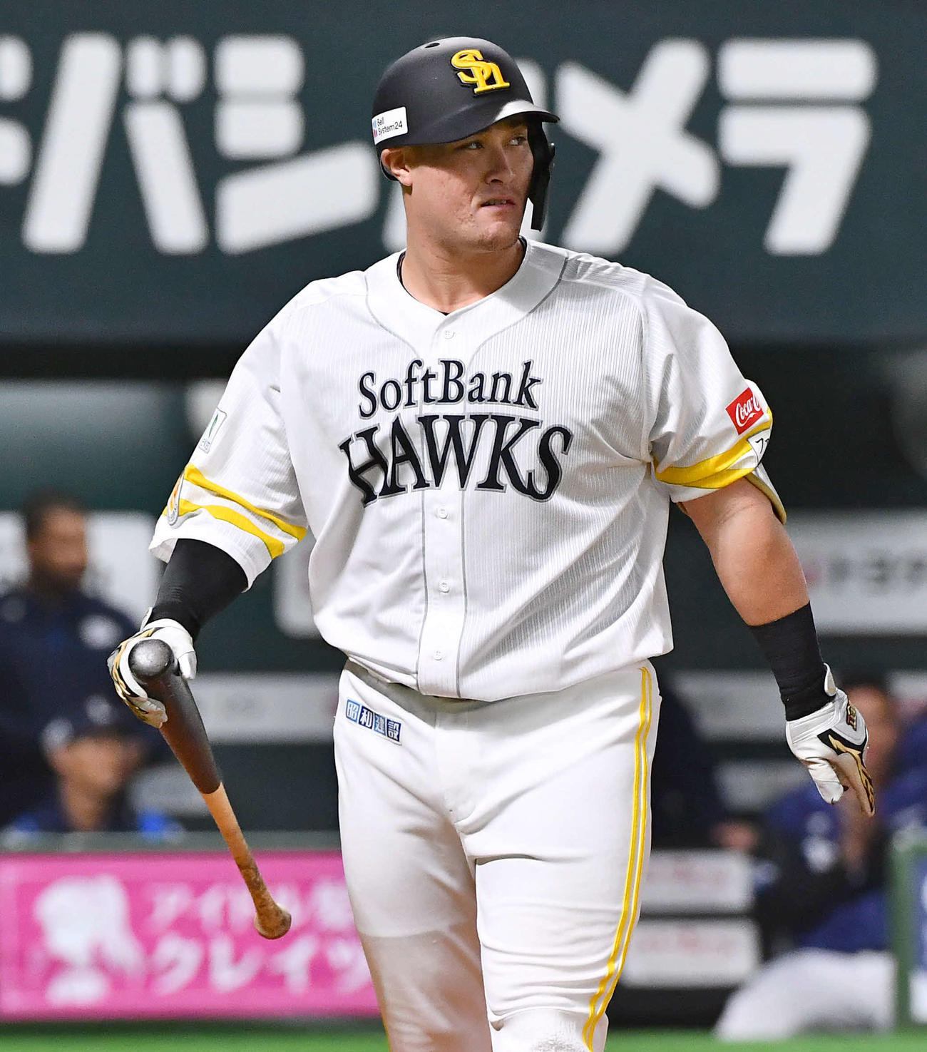 ソフトバンク対西武　2回裏ソフトバンク1死一塁、空振り三振に倒れ、厳しい表情を見せるリチャード（撮影・岩下翔太）