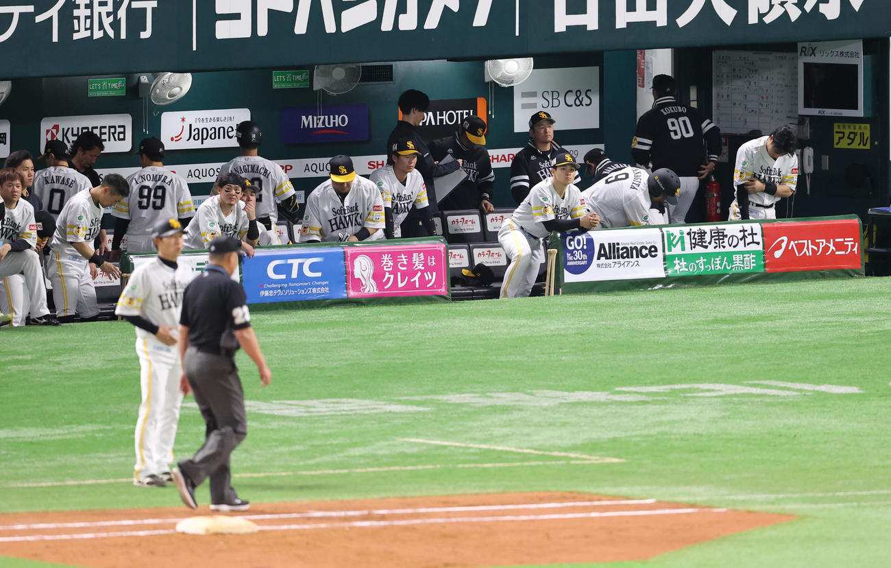 ソフトバンク対西武　試合を終え、ベンチ裏に引きあげるソフトバンクナイン（撮影・梅根麻紀）