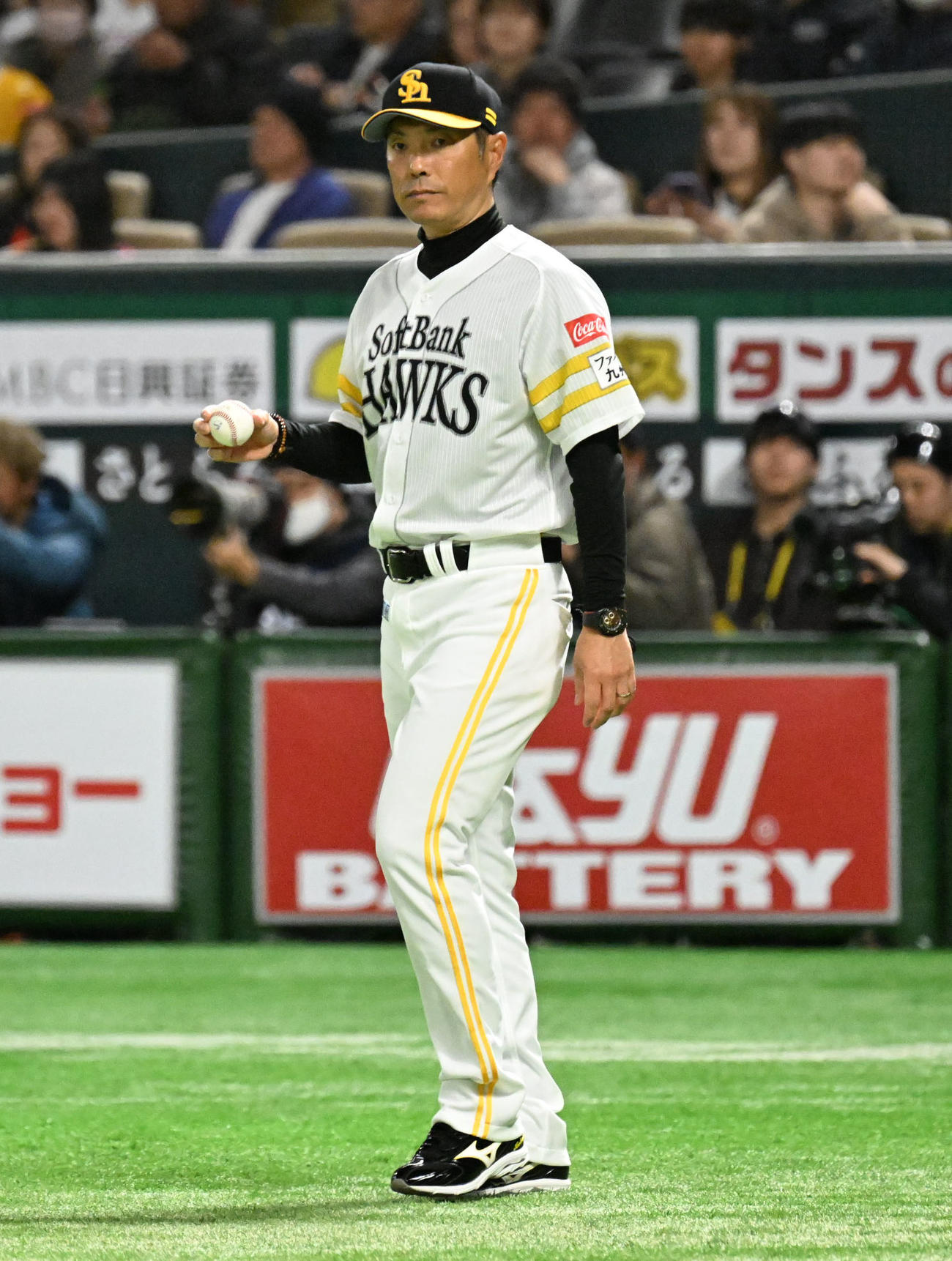 ソフトバンク対西武　4回表西武1死一、二塁、マウンドに向かう小久保監督（撮影・林敢治）