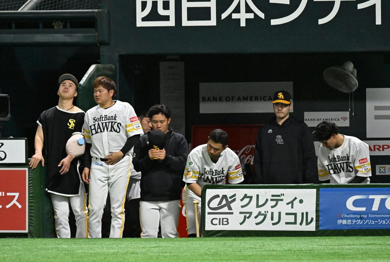 ソフトバンク対西武　西武に敗れ単独最下位に転落したホークスナイン（撮影・林敢治）