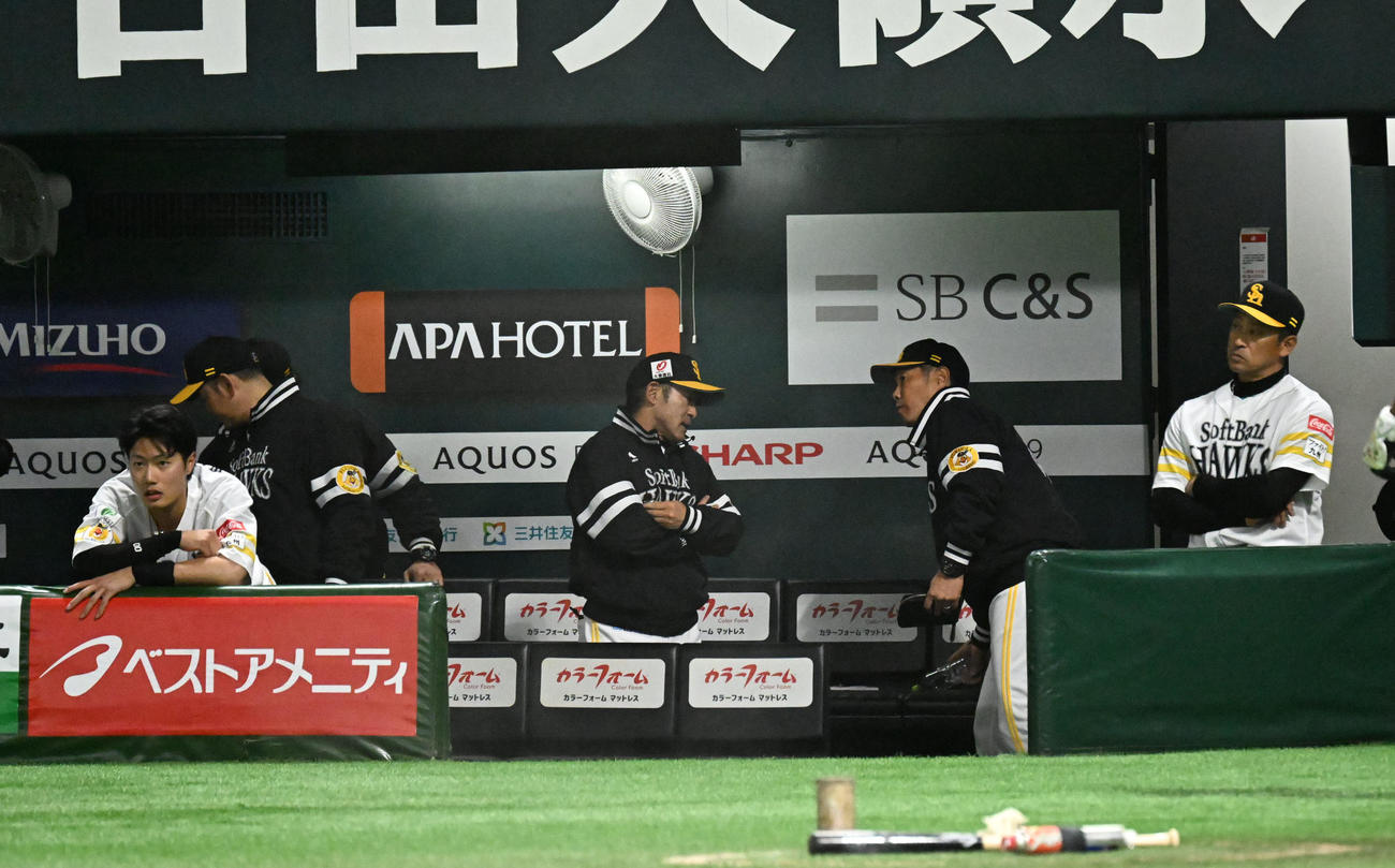 ソフトバンク対西武　西武に敗れ単独最下位に転落したホークスナイン（撮影・林敢治）