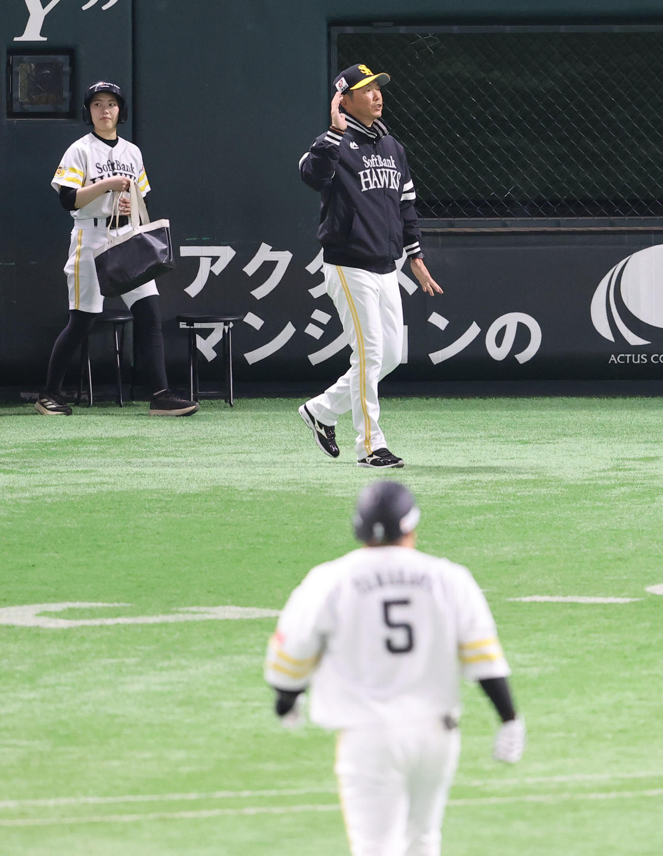 ソフトバンク対西武　9回表、審判に選手交代を告げるためベンチから出る小久保監督（撮影・梅根麻紀）