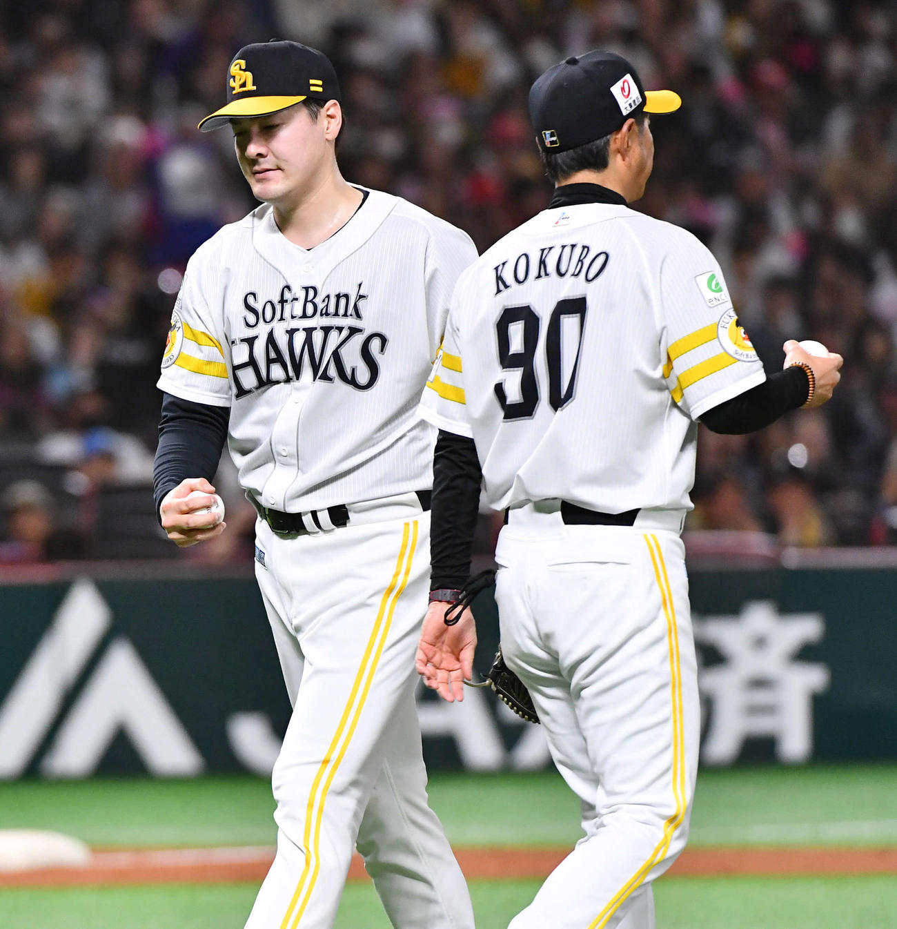 ソフトバンク対西武　4回表西武1死二塁、西川に四球を与えて降板となりベンチへ戻る有原（左）。右は小久保監督（撮影・岩下翔太）