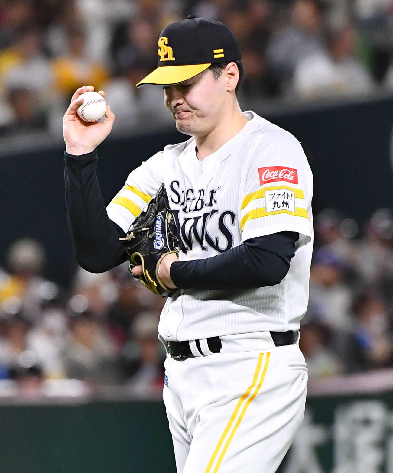 ソフトバンク対西武　4回表西武1死二塁、西川に四球を与えて降板となり、厳しい表情を見せる有原（撮影・岩下翔太）