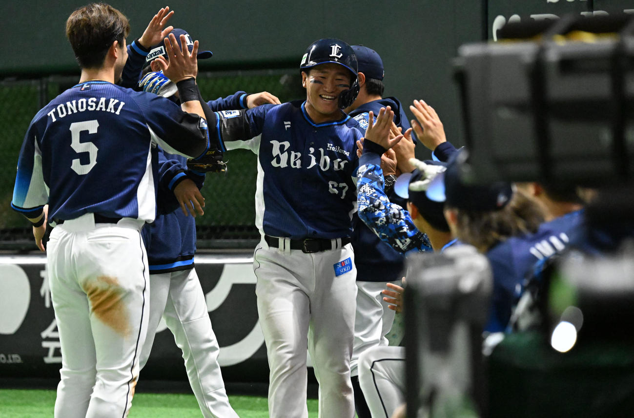 ソフトバンク対西武　4回表西武1死一、二塁、源田の適時打で生還した野村大（中央）はナインから祝福を受ける（撮影・林敢治）