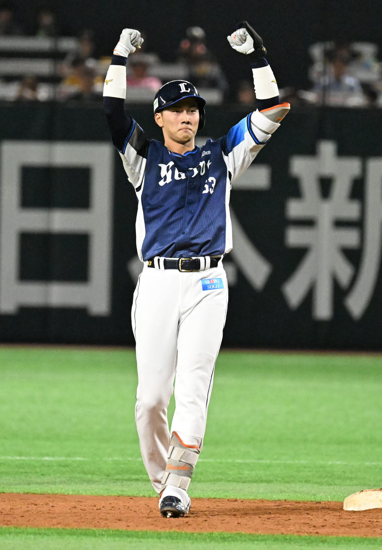 ソフトバンク対西武　4回表西武1死二、三塁、長谷川は適時打を放ち追加点を得る（撮影・林敢治）