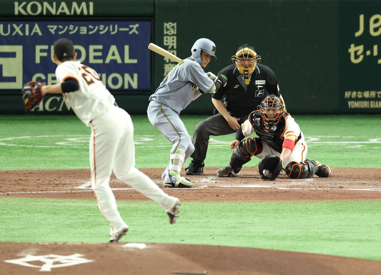 巨人対阪神　3回表阪神2死二、三塁、四球を選ぶ木浪。投手戸郷（撮影・河田真司）