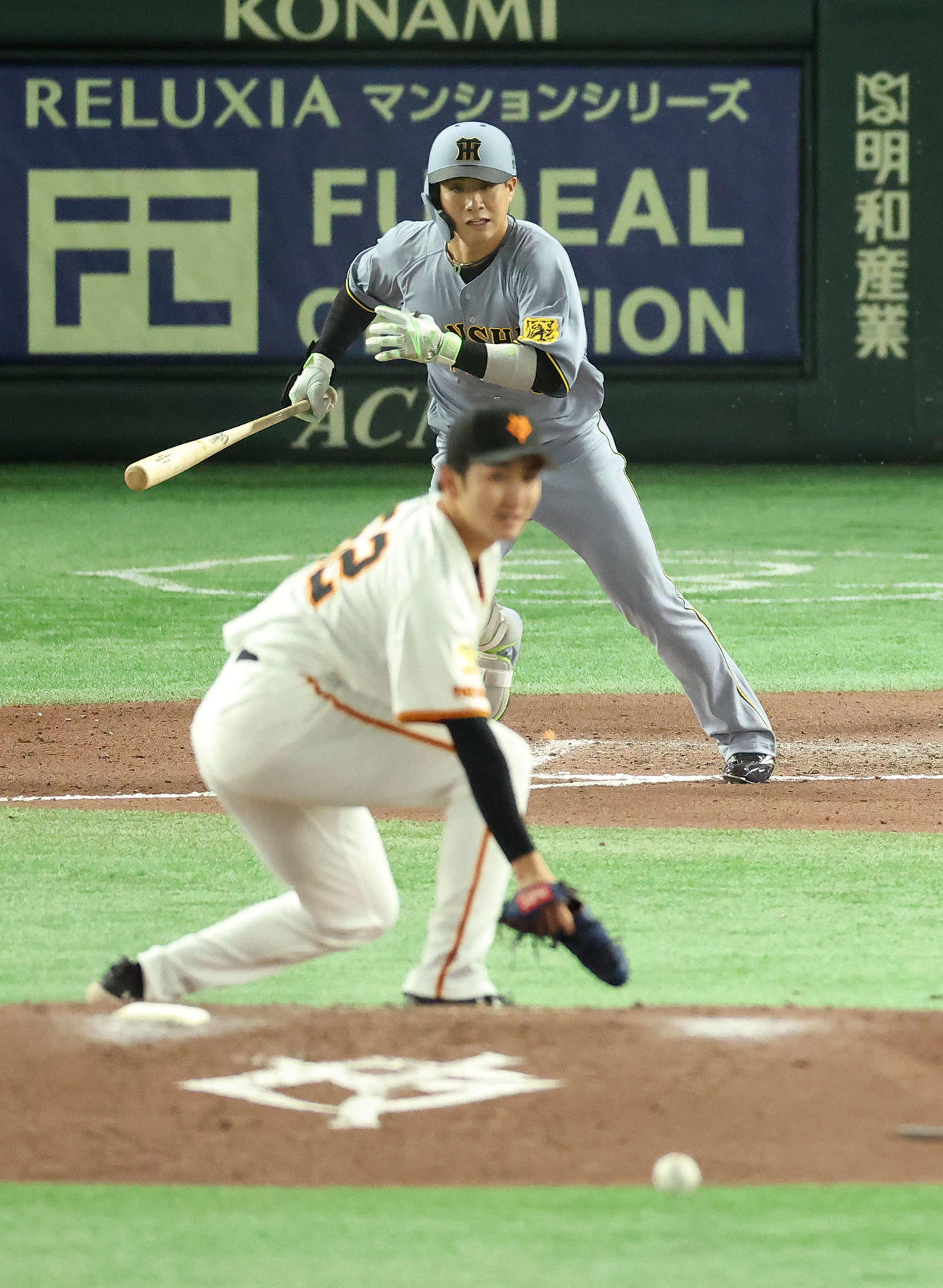 巨人対阪神　6回表阪神無死、中前打を放つ木浪。投手横川（撮影・河田真司）