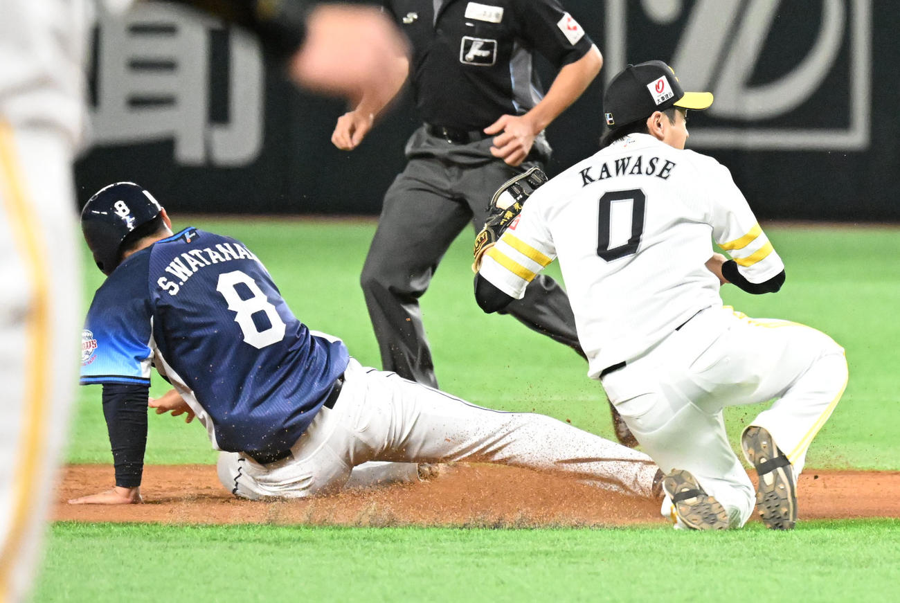 ソフトバンク対西武　2回表西武1死二塁、渡部聖（左）は走塁死する（撮影・林敢治）