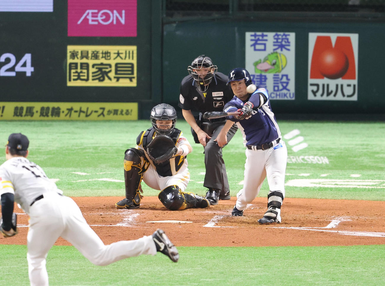 ソフトバンク対西武　2回表西武無死、渡部聖は左越えに二塁打を放つ（撮影・梅根麻紀）