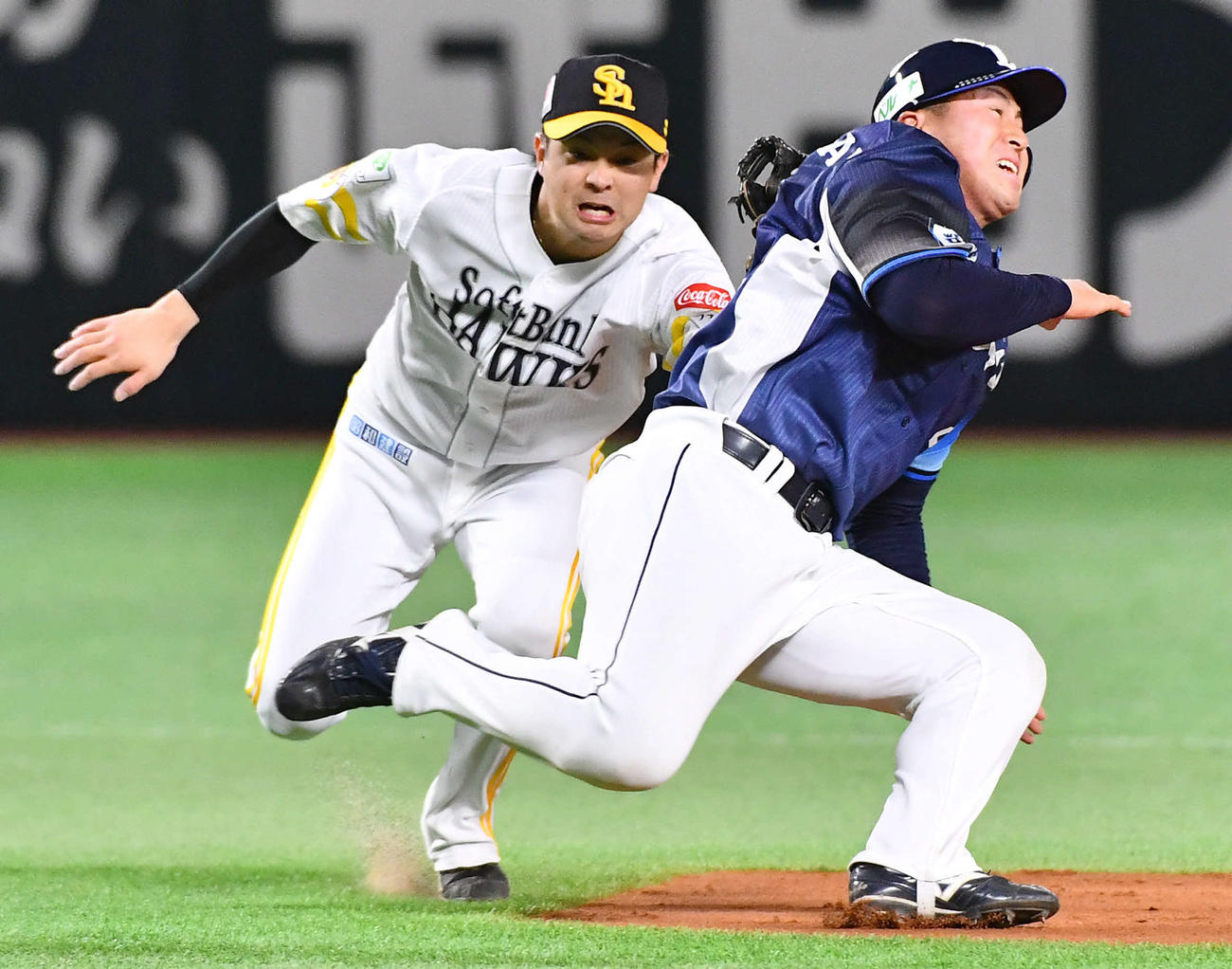 ソフトバンク対西武　2回表西武1死二塁、外崎の遊ゴロでタッチアウトとなった二塁走者の渡部聖（右）。左は川瀬（撮影・岩下翔太）