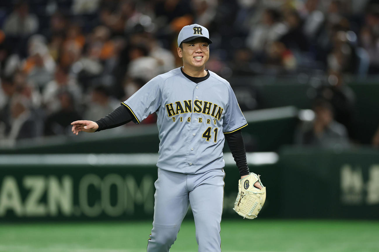 巨人対阪神　5回裏を投げ終え、笑顔を見せながらベンチへ戻る阪神村上（撮影・前田充）