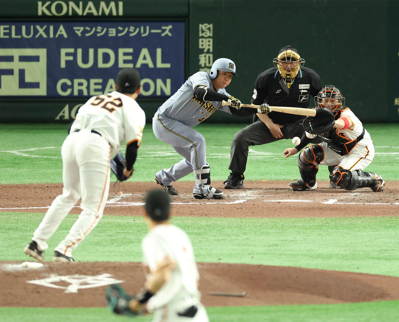 巨人対阪神　6回表阪神1死一塁、送りバントを決める村上。投手横川（撮影・河田真司）
