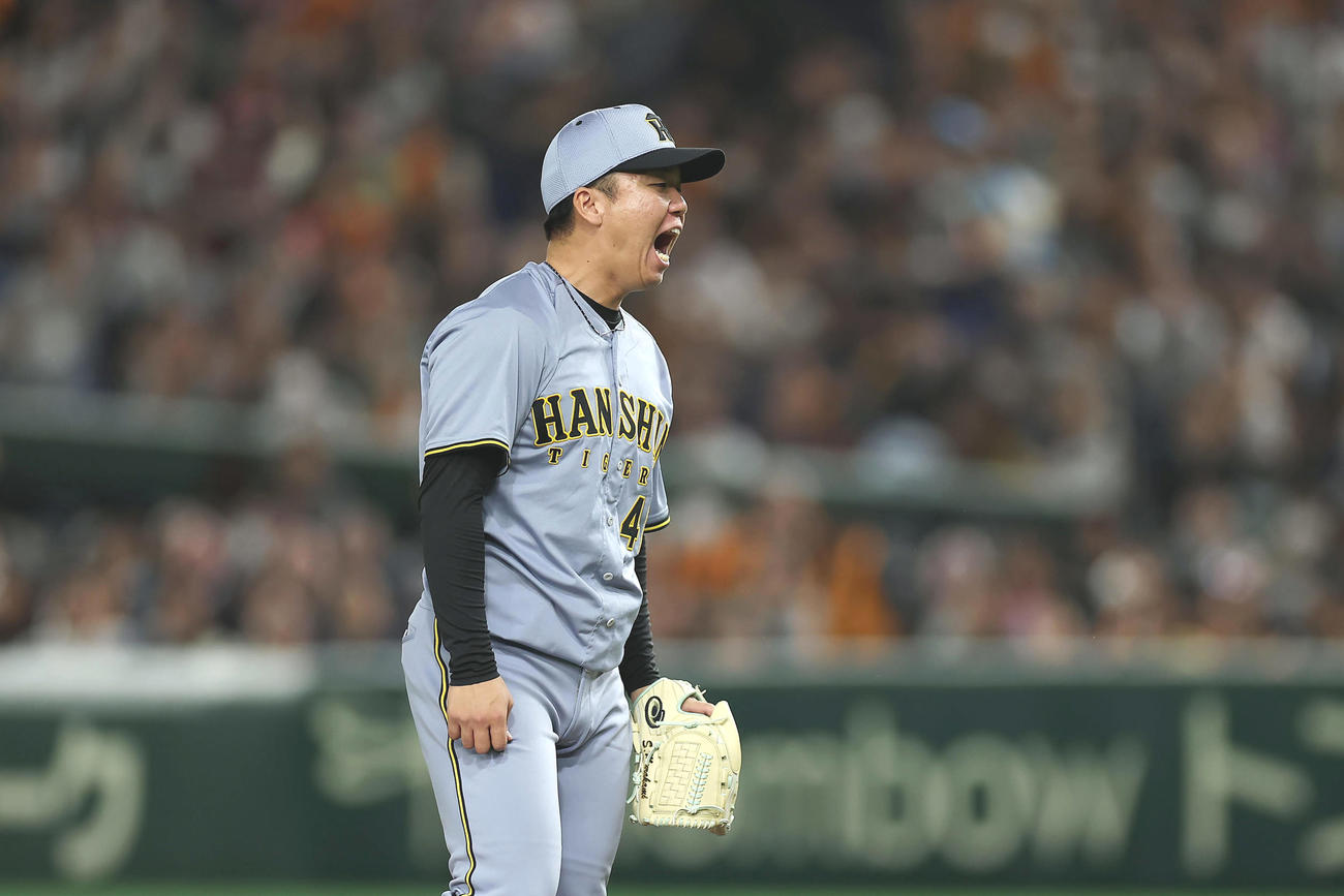 巨人対阪神　6回裏巨人2死一塁、吉川を遊飛に仕留め、雄たけびを上げる村上（撮影・前田充）
