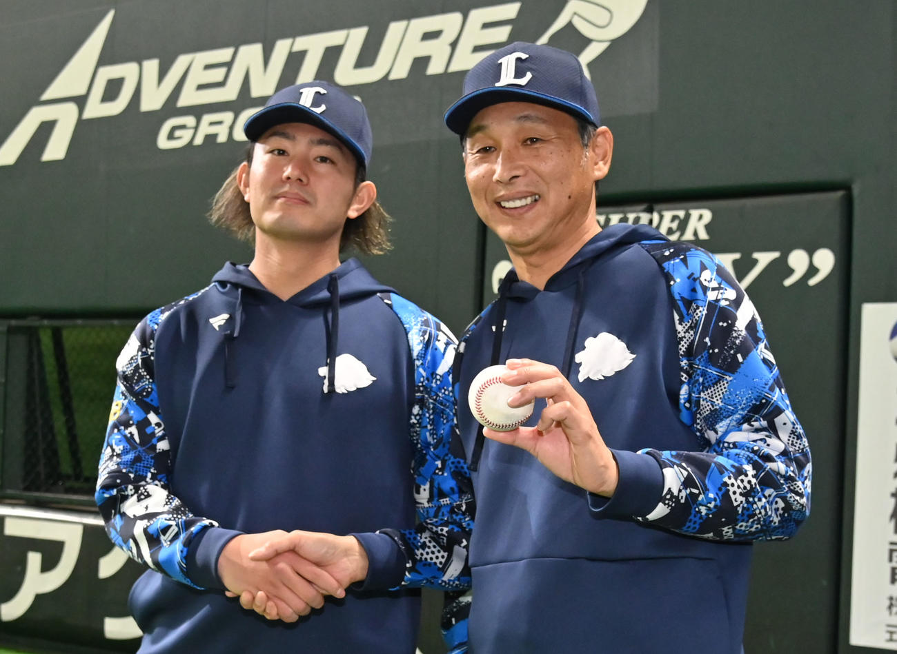 ソフトバンク対西武　初勝利を納めた西口監督（右）と今井（撮影・林敢治）