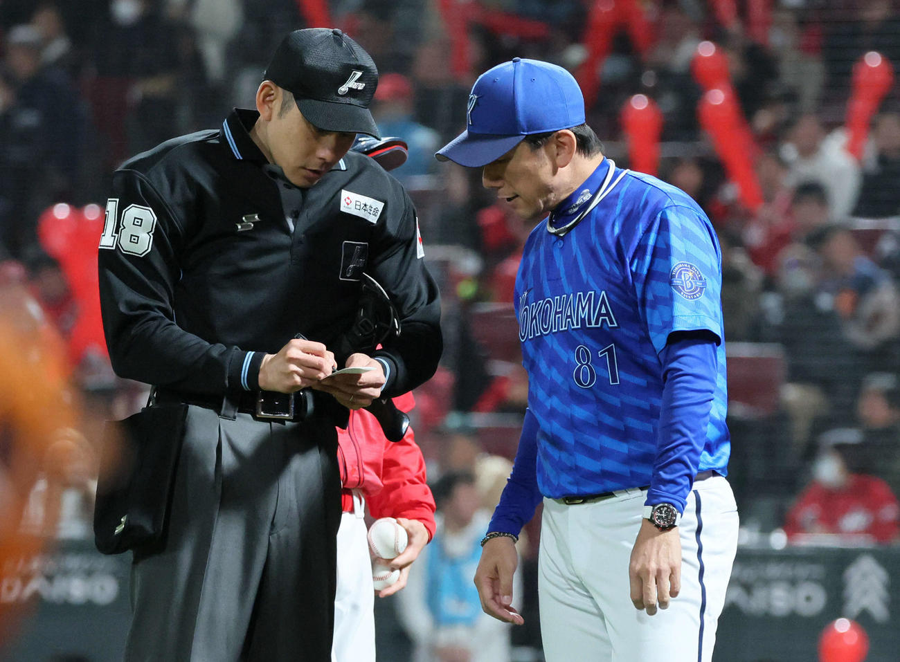 広島対DeNA 7回表終了時、交代を告げる三浦監督（撮影・加藤孝規）