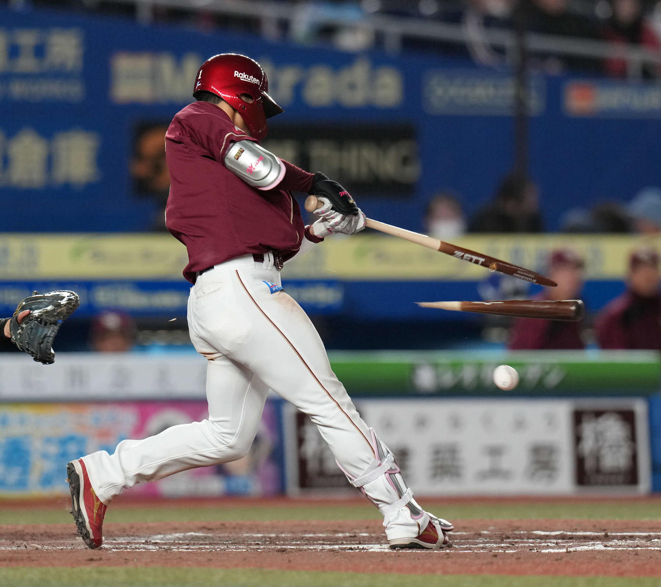 ロッテ対楽天　9回表楽天1死一塁、バットを折りながらも出塁する宗山（撮影・井上学）