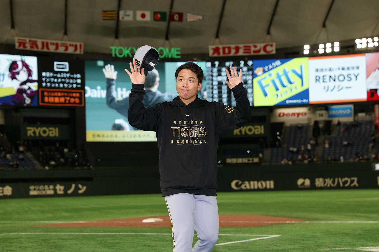 巨人対阪神　巨人に勝利し、スタンドのファンに手を振る阪神村上（撮影・前田充）