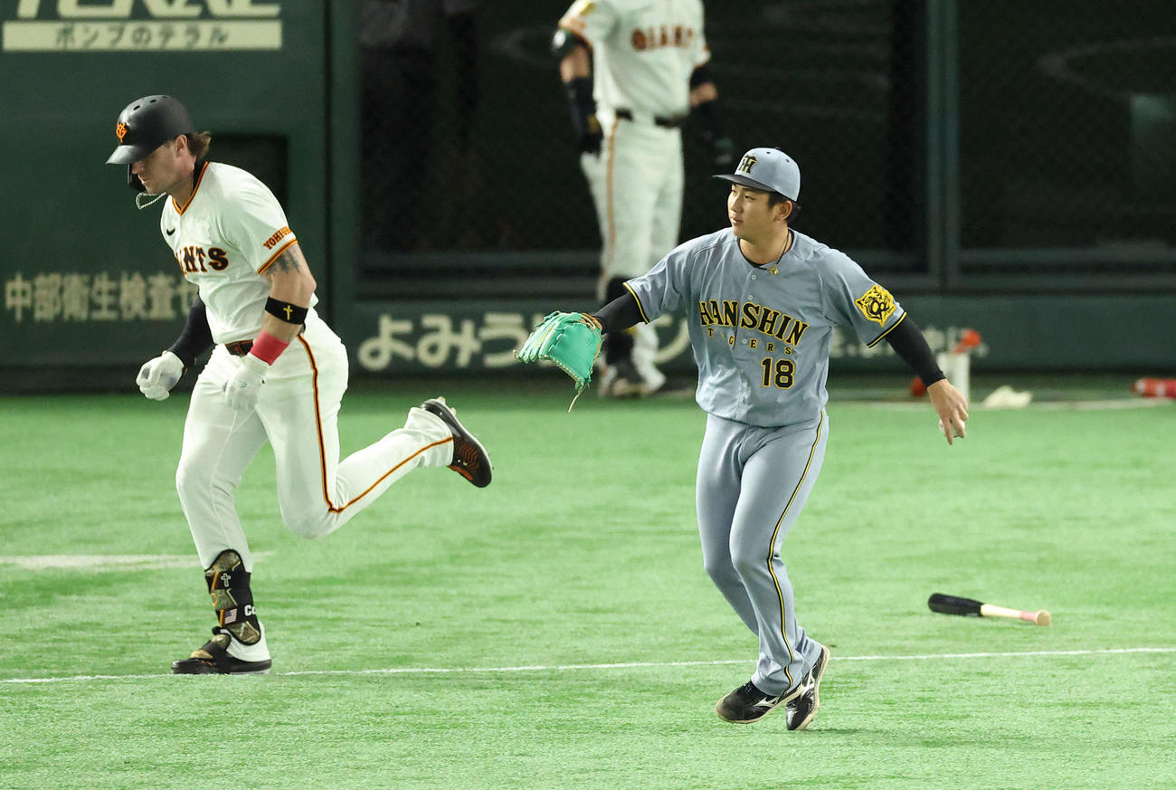 巨人対阪神　8回裏巨人2死、キャベッジを投ゴロに抑える伊原（撮影・河田真司）