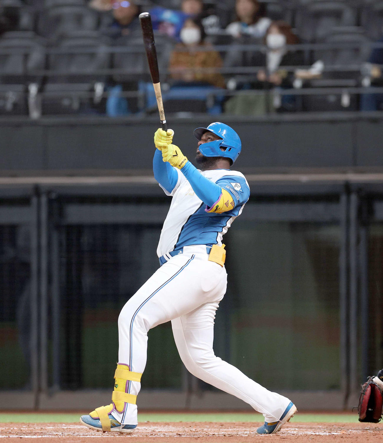 日本ハム対オリックス　4回裏日本ハム2死、左越え本塁打を放つレイエス（撮影・黒川智章）