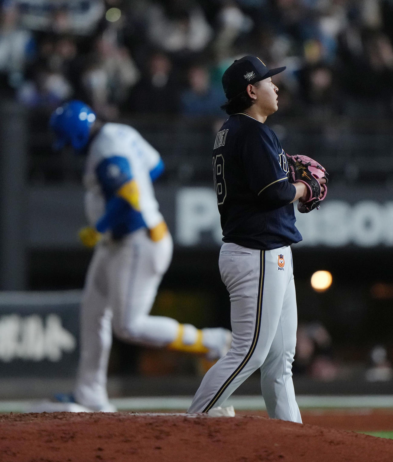 日本ハム対オリックス　4回裏日本ハム2死、レイエス（左）にソロ本塁打を浴びた宮城（撮影・足立雅史）