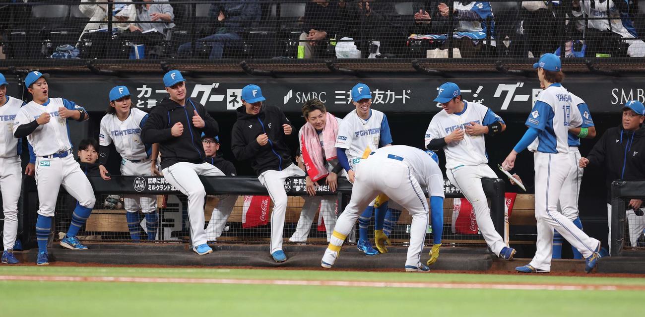 日本ハム対オリックス　4回裏、本塁打を放ちゴリラポーズのレイエス（撮影・黒川智章）