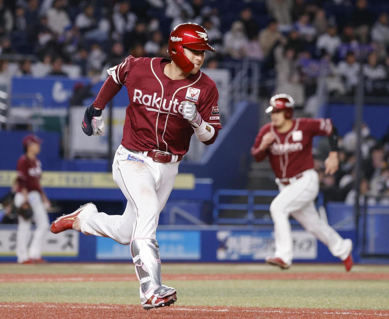 4回楽天2死一、三塁、左前に先制打を放ち、一塁に向かう宗山（共同）