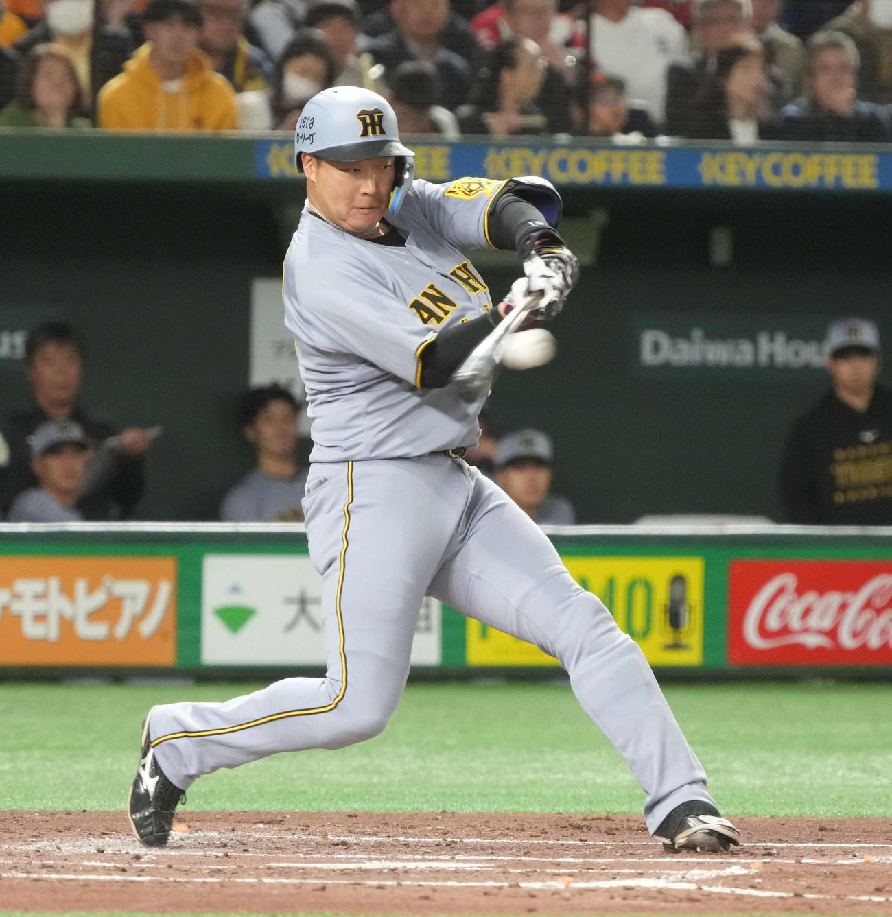 巨人対阪神　3回表阪神2死二塁、大山は中前に勝ち越し適時打を放つ（撮影・小沢裕）