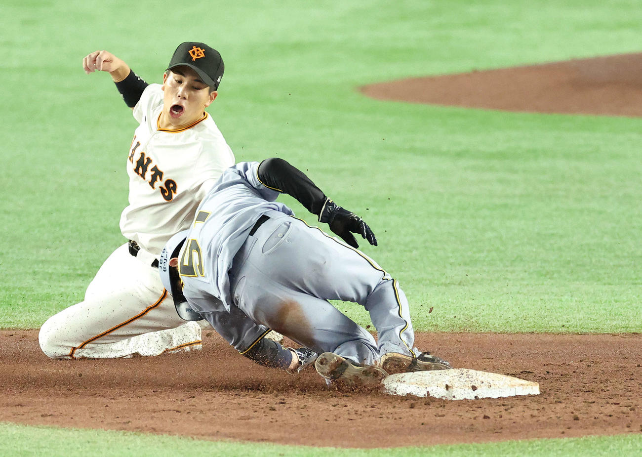 巨人対阪神　3回表阪神無死一塁、二盗を決める中野（撮影・河田真司）
