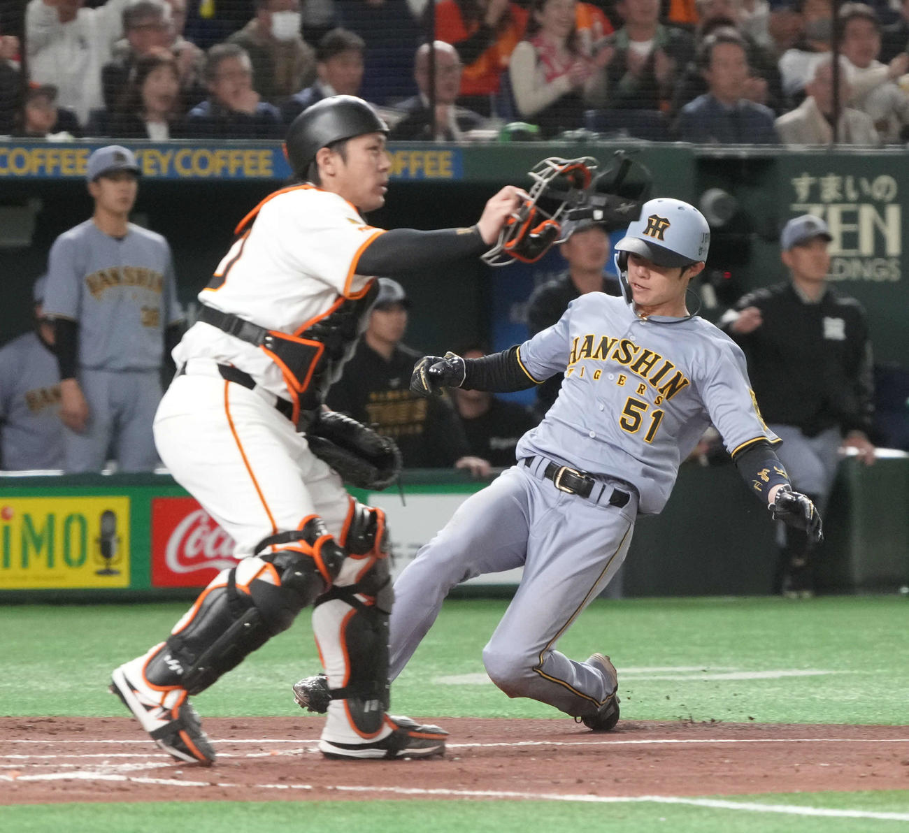 巨人対阪神　3回表阪神2死二塁、大山の中前適時打で勝ち越しの生還をする二塁走者の中野。左は巨人甲斐（撮影・小沢裕）