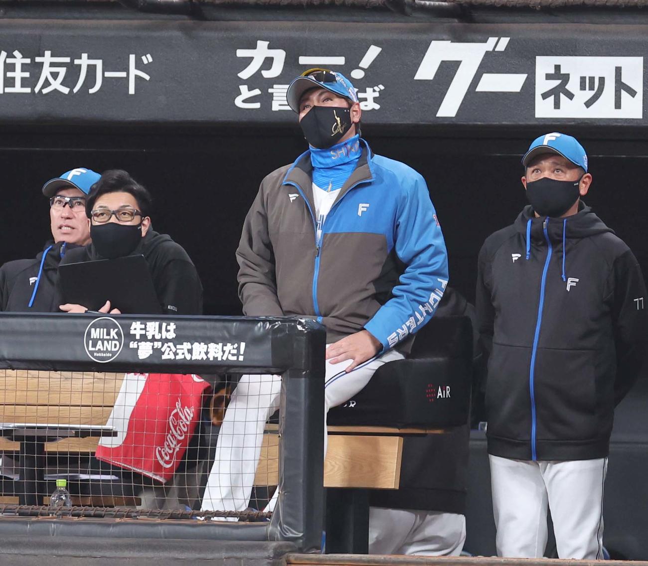 日本ハム対オリックス　ベンチで渋い表情の新庄監督（撮影・黒川智章）
