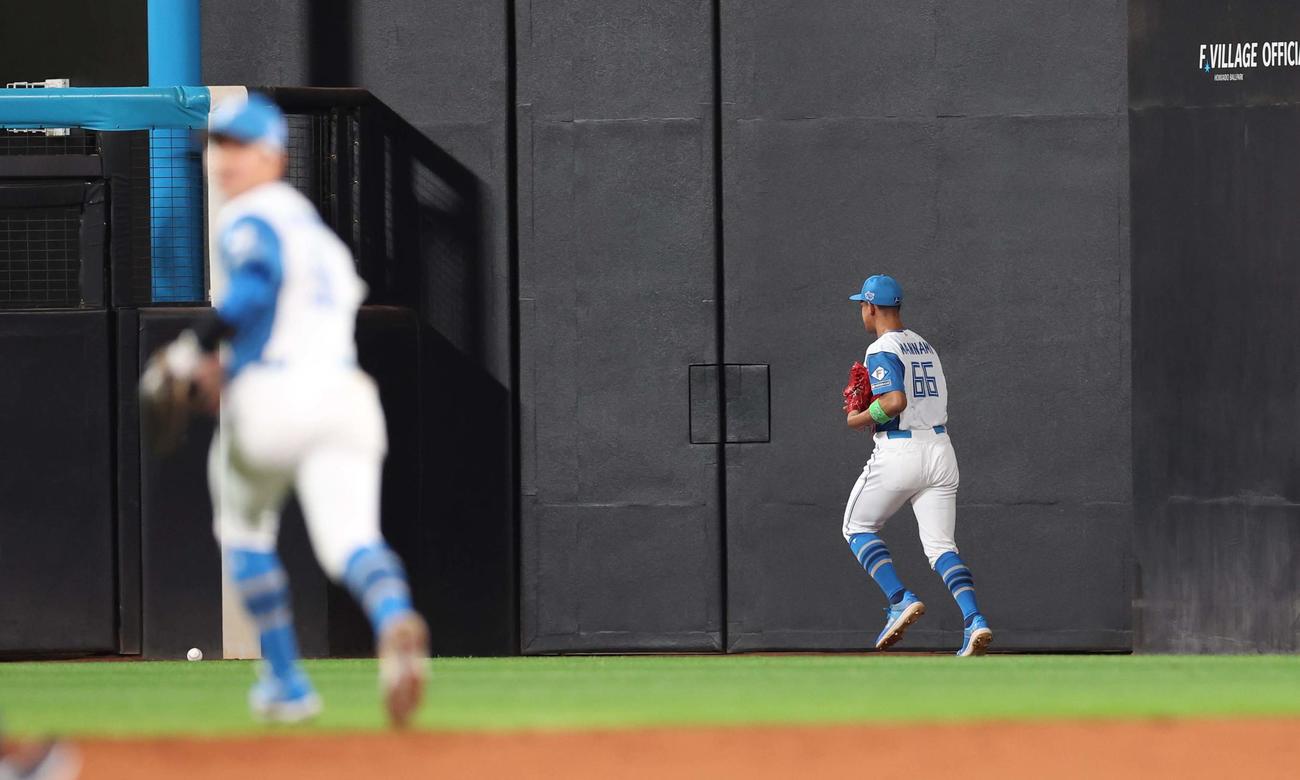 日本ハム対オリックス　3回表オリックス1死、大城の打球を後ろにそらす万波（撮影・黒川智章）