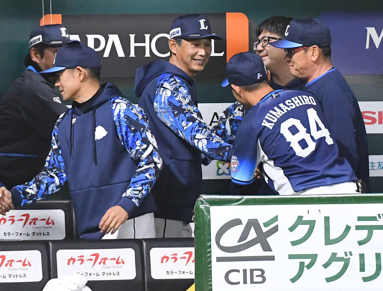 ソフトバンク対西武　ソフトバンクに勝利し、コーチ陣と笑顔で握手を交わす西武西口監督（中央）（撮影・岩下翔太）