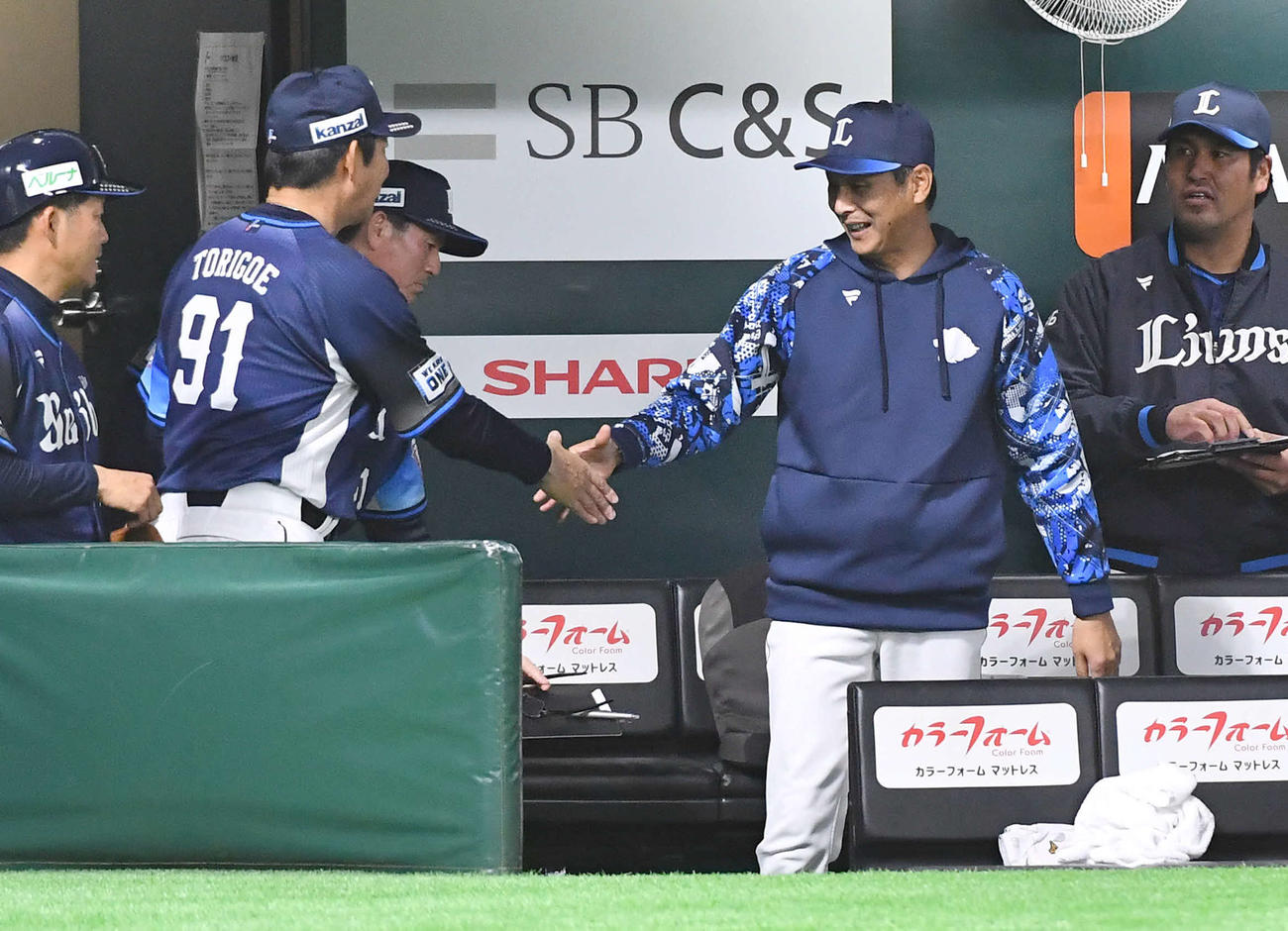 ソフトバンク対西武　ソフトバンクに勝利し、鳥越ヘッドコーチ（左から2人目）らコーチ陣と笑顔で握手を交わす西口監督（撮影・岩下翔太）