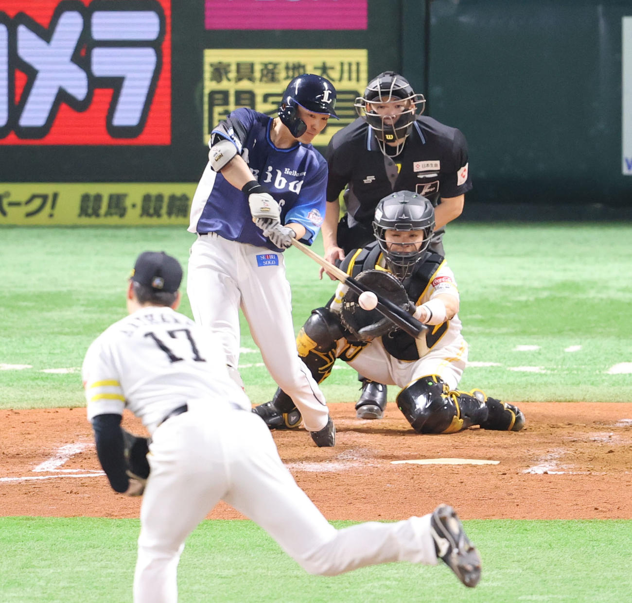 ソフトバンク対西武　4回表西武1死一、二塁、源田は右越えに適時二塁打を放つ（撮影・梅根麻紀）