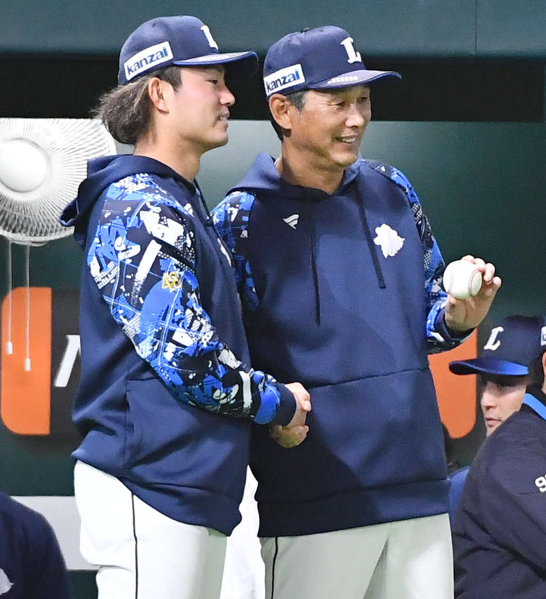 ソフトバンク対西武　今井（左）と監督初勝利の記念球を手に記念撮影する西武西口監督（撮影・岩下翔太）
