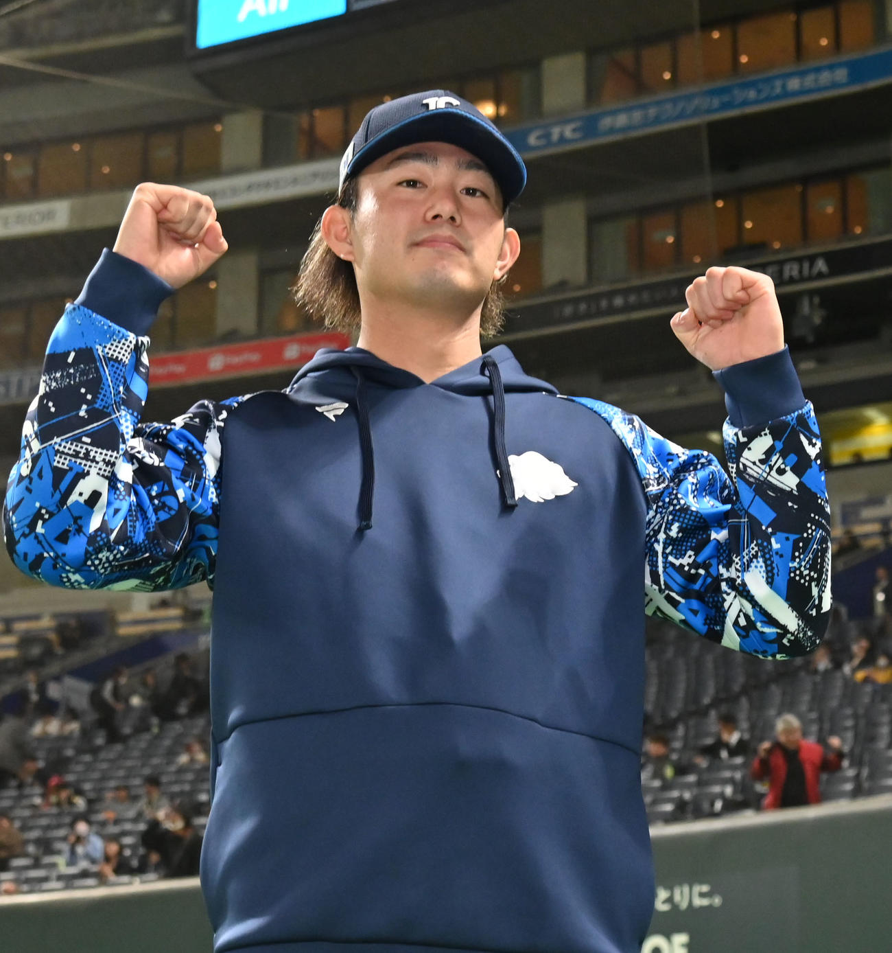 ソフトバンク対西武　撮影に応じる今井（撮影・林敢治）