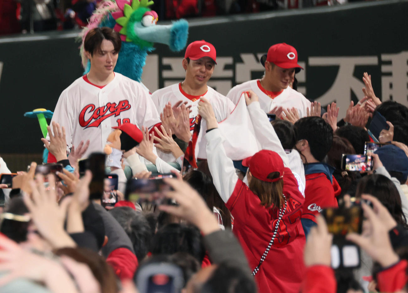 広島対DeNA　ファンと勝利を喜ぶ左から森下、野間、田村（撮影・加藤孝規）
